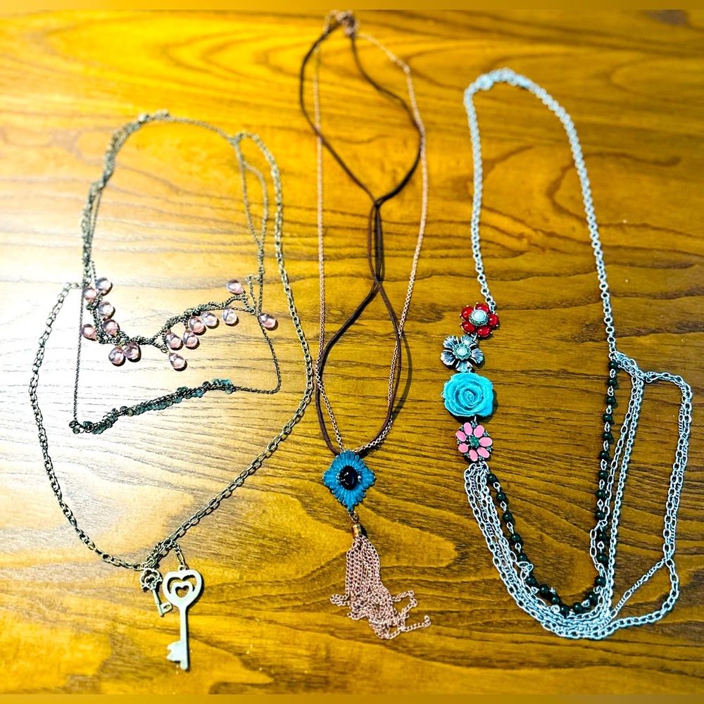 Lot of necklaces! Great for layering!🎀